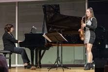 Maren Eisele spielt Saxophon mit Klavierbegleitung