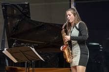 Maren Eisele spielt Saxophon