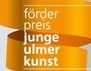Orangene Säuler auf grauem Hintergrund mit weißer Aufschrift Förderpreis Junge Ulmer Kunst 2019 