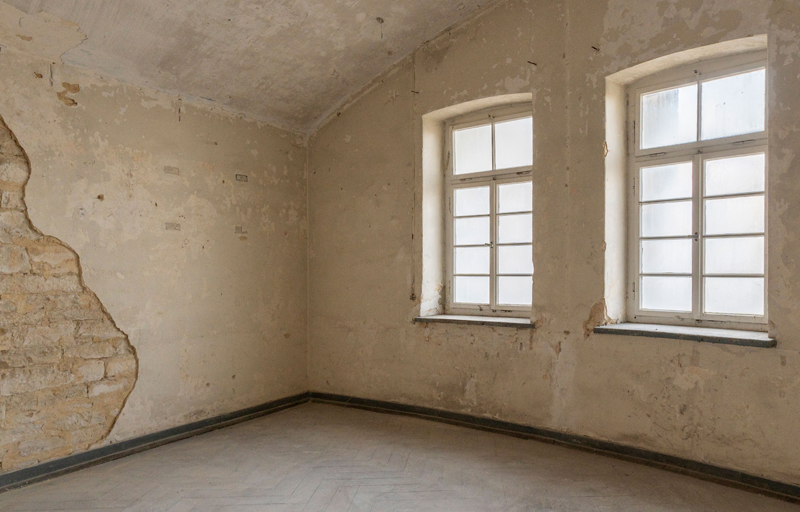 Ein Raum im Kehlturm mit einer alten gemauerten Steinwand.