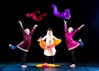 Drei tanzende Mädchen mit bunten Tüchern
