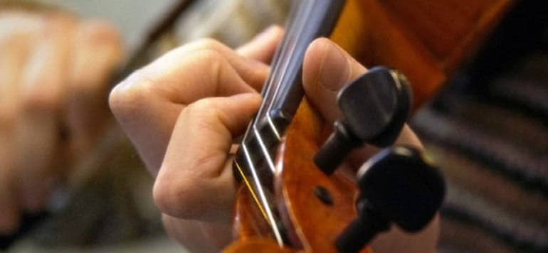 Geige spielende Hand