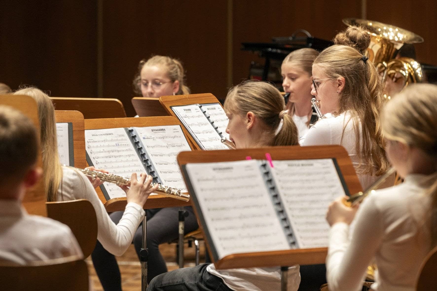Kinder und Jugendliche musizieren als Orchester