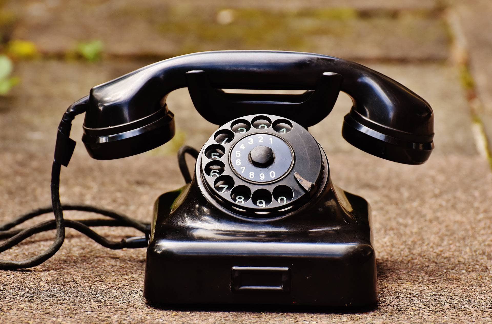 ein altes Telefon mit Wählscheibe 