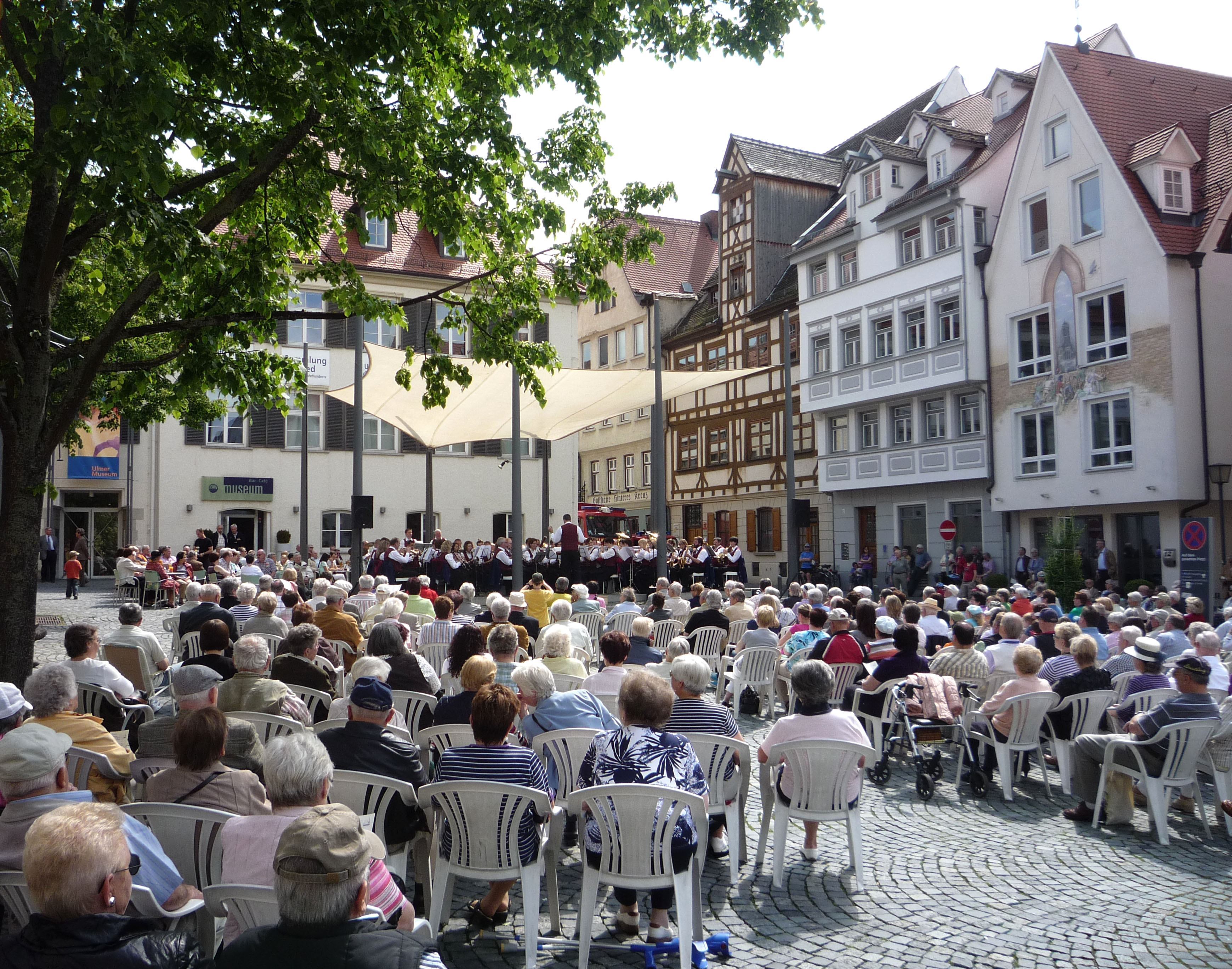 Publikum auf Ulmer Marktplatz vor Bühne