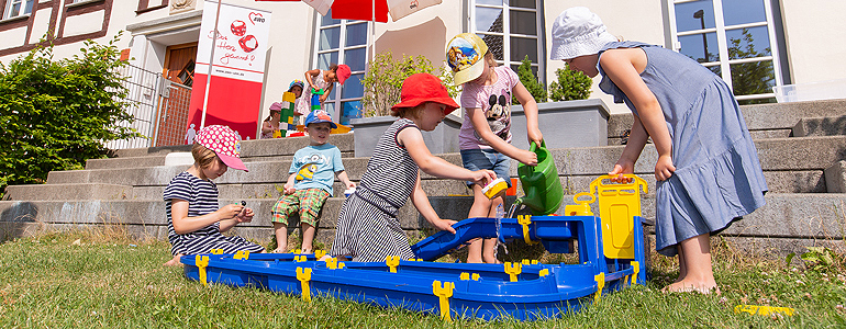 Kinder spielen im Garten der Kindertagesstätte
