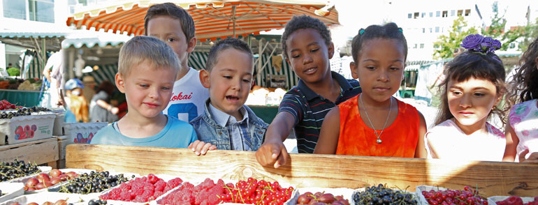 Kinder am Beerenstand auf dem Ulmer Wochenmarkt