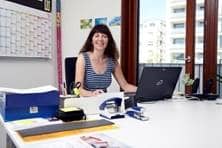 Koordinatorin KiFaZ Erika-Schmid-Weg 3, Gunda Willfort, sitzt am Schreibtisch ihres Büros