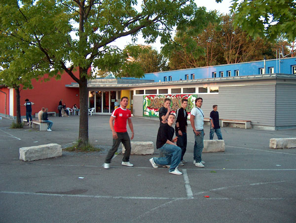 Spielende Jugendliche vor dem Jugendhaus Böfingen