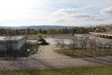 Abbrucharbeiten auf dem Areal der ehemaligen Hindenburgkaserne, Blick nach Westen mit Panzerhalle