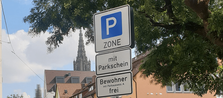 Foto Verkehrszeichen Parkzone mit Münster im Hintergrund
