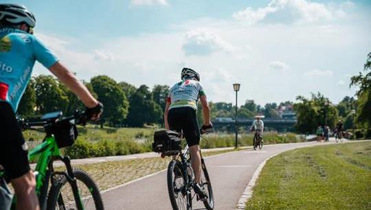 Fahrradfahrer an der Donau