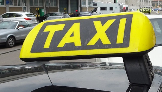 Taxischild auf Auto