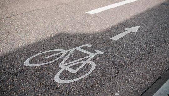 Straße mit Fahrradsymbol