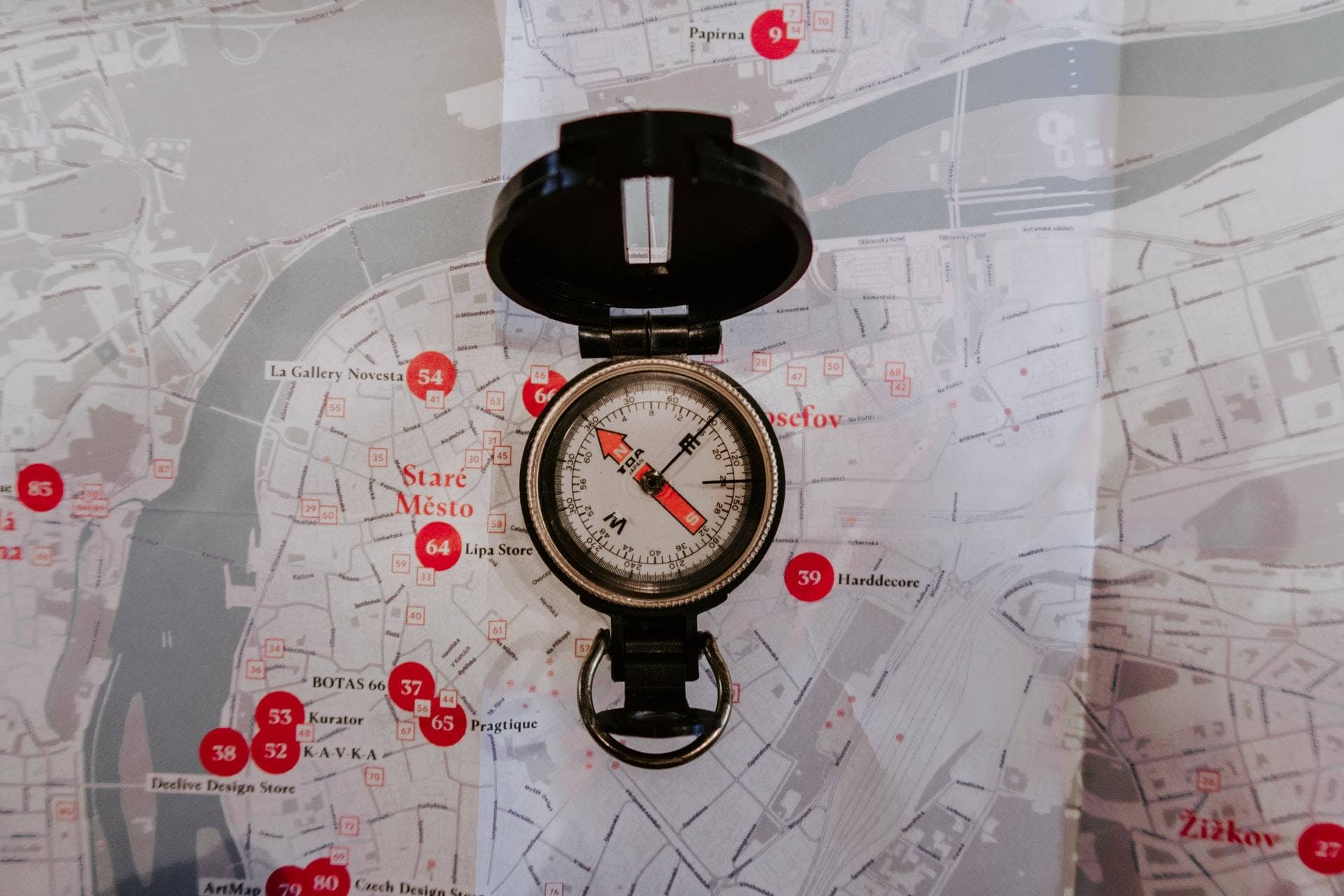 Kompass auf Stadtplan