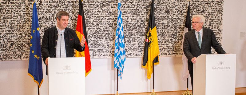 Ministerpräsident Söder und Ministerpräsident Kretschmann bei ihrer Ansprache im Rathaus