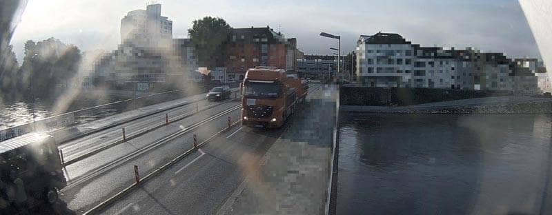 Ein Lastkraftwagen fährt über eine Brücke.