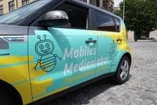 Ein Auto mit der Aufschrift "Mobiles Medienlabor"