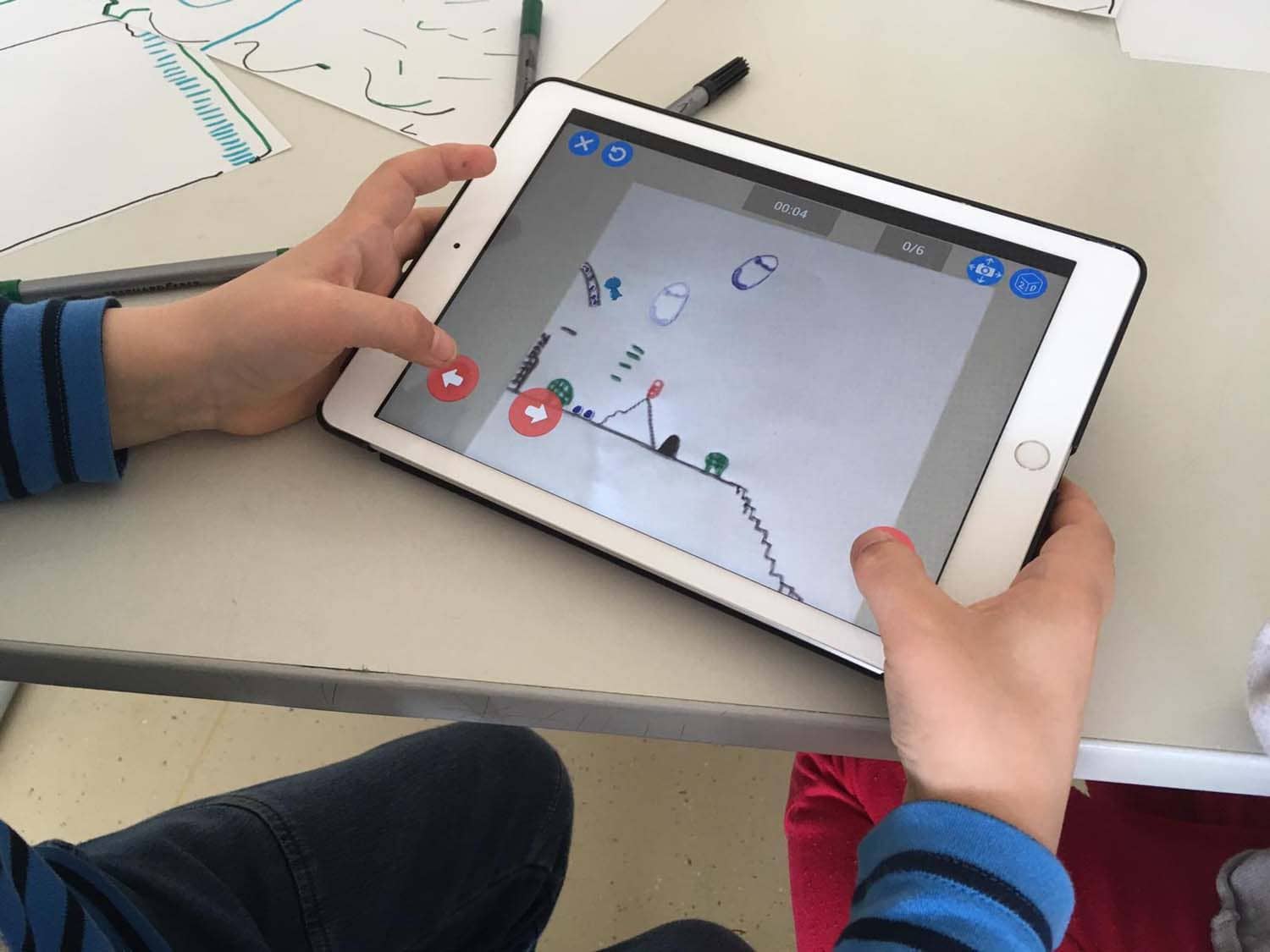 Ein Junge bedient eine Grafik-Simulation auf einem Tablet.