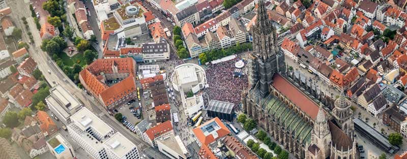 Aufnahme vom Münsterplatz mit hunderten von Menschen