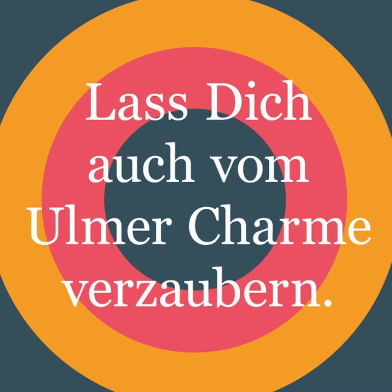 Auf drei ineinanderliegenden Kreisen steht der Schriftzug: "Lass Dich auch vom Ulmer Charme verzaubern".