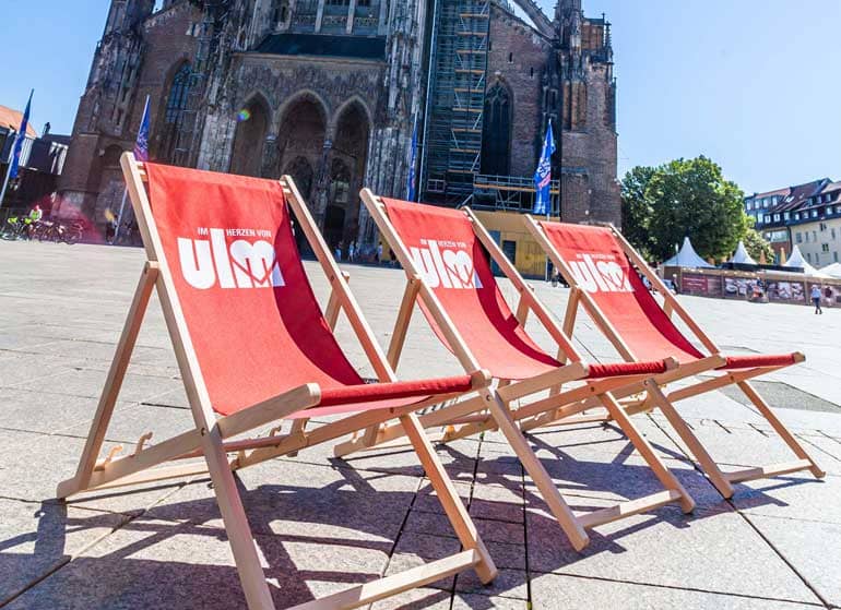Liegestühle vor dem Münster