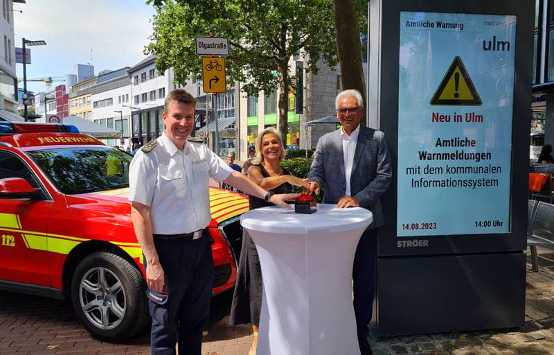 von links: Feuerwehrkommandant Adrian Röhrle, Evelyn Lerche, Regionalleiterin der Ströer Deutsche Städte Medien GmbH aus Stuttgart, und Oberbürgermeister Gunter Czisch.