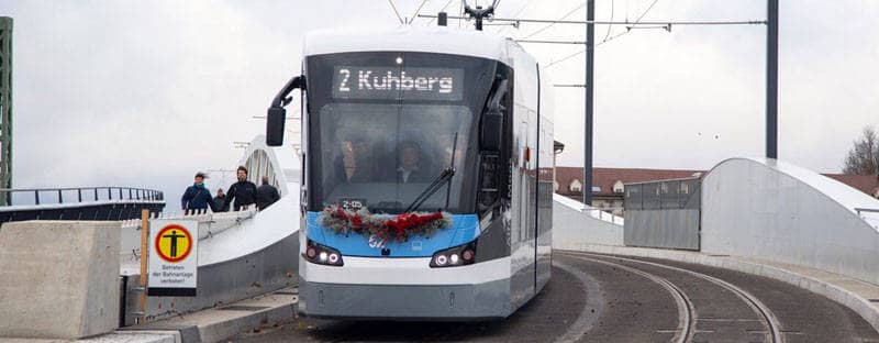 Die Straßenbahn fährt in Richtung Kuhberg.