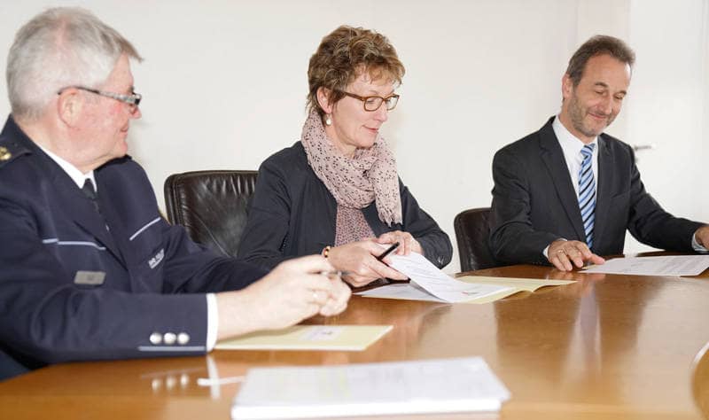 Christian Nill, Iris Mann und Christof Lehr unterschreiben im Kleinen Sitzungssaal des Rathauses eine Vereinbarung