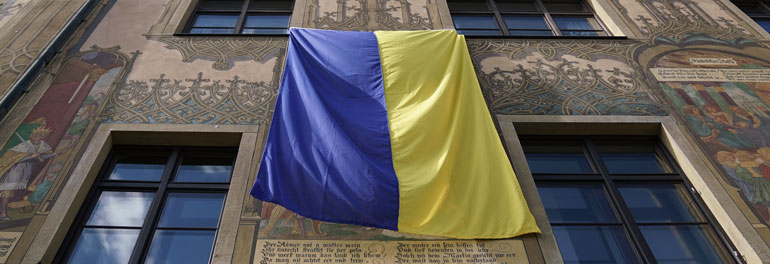 Flagge der Ukraine am Ulmer Rathaus