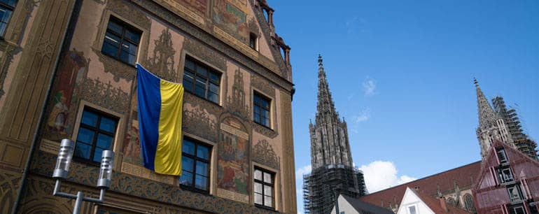 Die ukrainische Fahne am Ulmer Rathaus