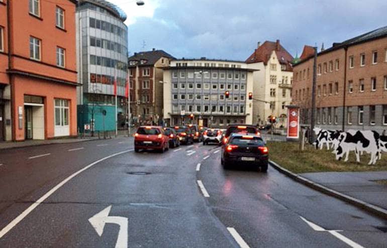 Autos fahren im morgendlichen Berufsverkehr über die Münchner Straße, die von der Gänstorbrücke bis zum Willy-Brandt-Platz führt.