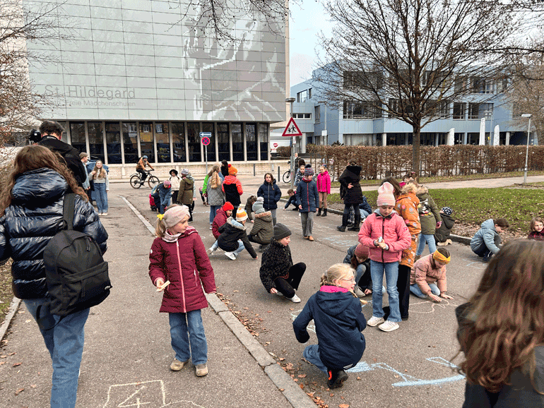 Kinder spielen auf der neuen Schulstraße vor dem St. Hildegard