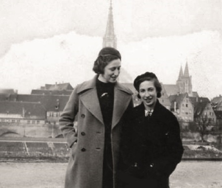 Schwarz-weiß-Foto zweier junger Frauen am Ufer von Neu-Ulm