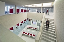 Die Wände, Fußböden und Treppen sind weiß, die Sitzflächen rot.