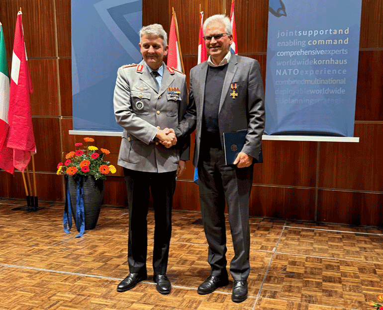 General Saalfrank und Oberbürgermeister Gunter Czisch bei der Verleihung des Ehrenkreuzes