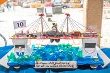 Gebasteltes Boot, auf dem eine kunstvolle Brücke aufgestellt ist. Der Titel lautet "Berblinger  - statt Gänstorbrück', dies wär' ein wirklich Meisterstück..."