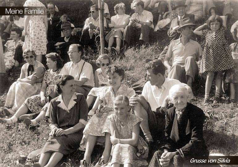 Eine Familie sitzt am Ufer der Donau. Es ist ein Schwarz-Weiß Bild