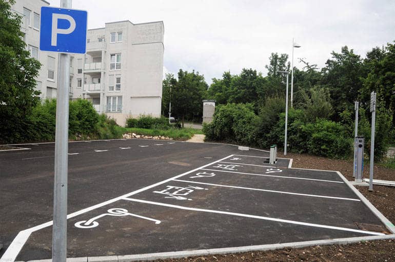 Ein Bild der neuen Mobilitätsstation auf dem Eselsberg mit eingezeichneten Parkflächen für die unterschiedlichen Fahrzeuge