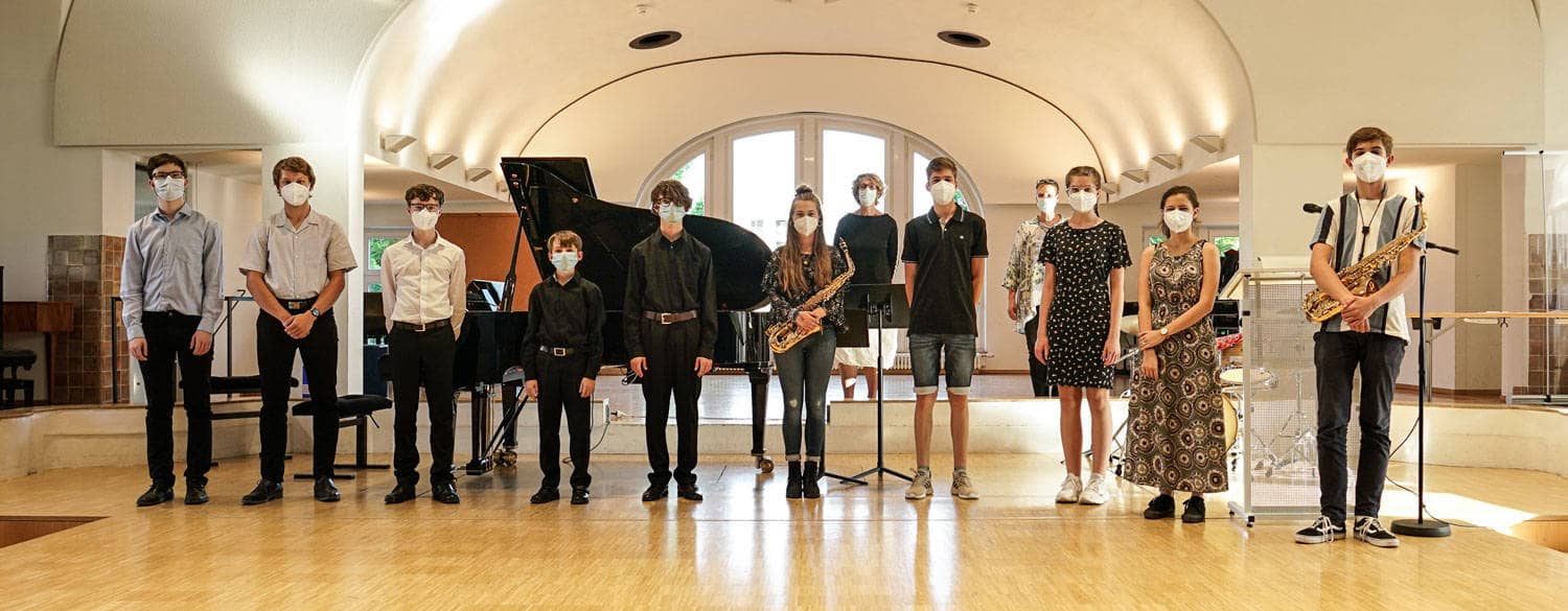 Junge Musikerinnen und Musiker und Bürgermeisterin Iris Mann im Konzertsaal der Musikschule