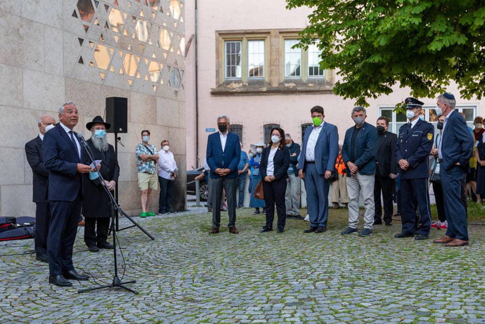 Zahlreiche Menschen haben sich vor der Synagoge auf dem Weinhof versammelt.