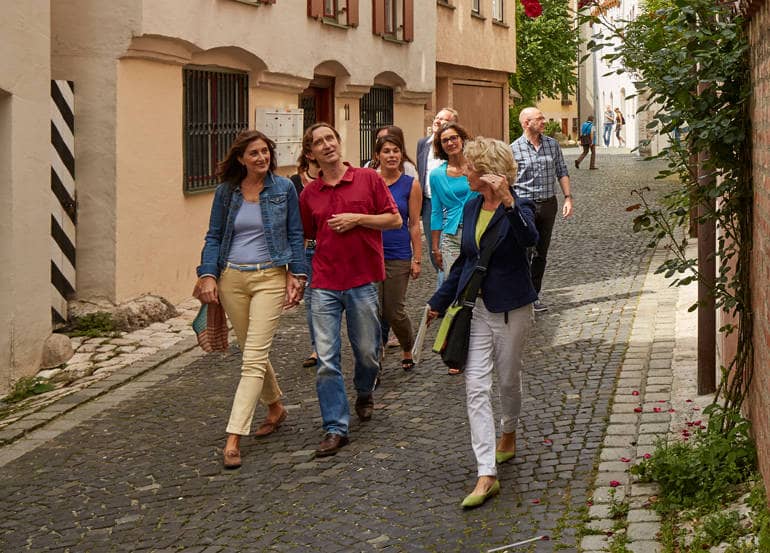 Eine Besuchergruppe in der Ulmer Altstadt