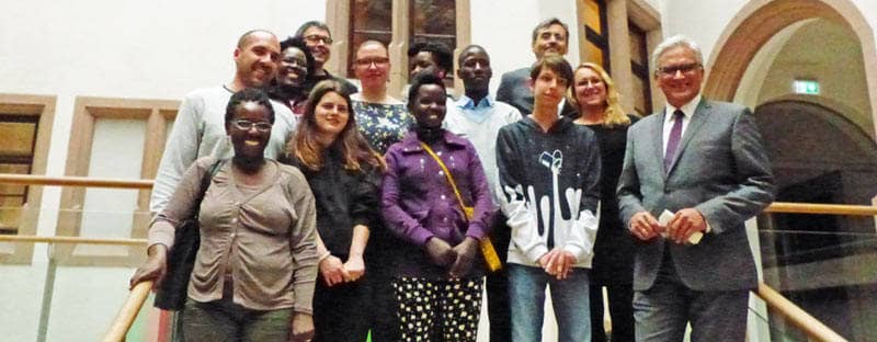 Die Schülerinnen und Schüler aus der Region und aus Uganda zusammen mit ihren Lehrkräften und OB Gunter Czisch