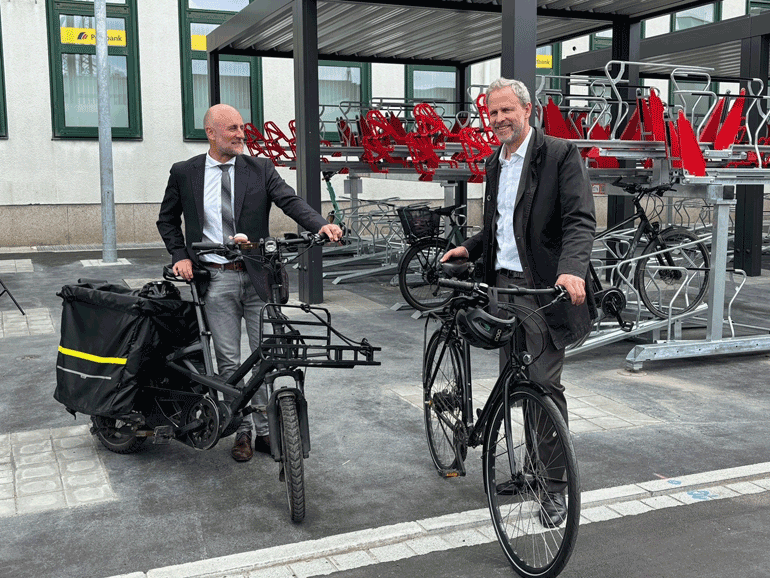 Bürgermeister Tim von Winning und Hauptabteilungsleiter Michael Jung mit Fahrrädern