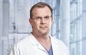 Prof. Dr. Hendrik Bracht im weißen Artzkittel