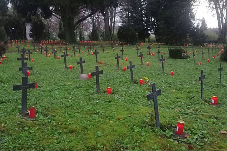 Kreuze auf einem Friedhof