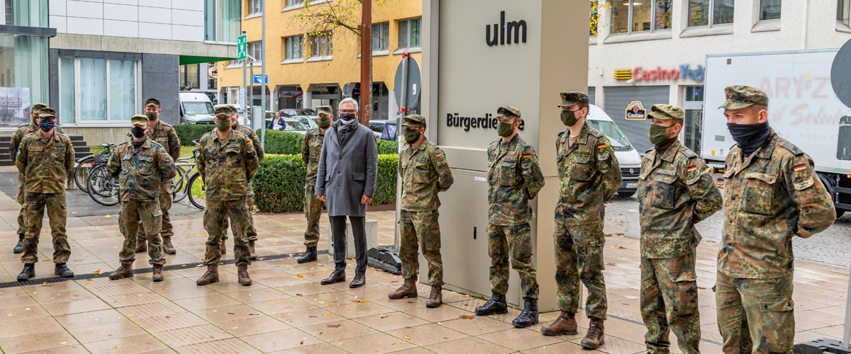 Gunter Czisch mit zwölf Soldaten vor dem Gebäude der Bürgerdienste in der Olgastraße