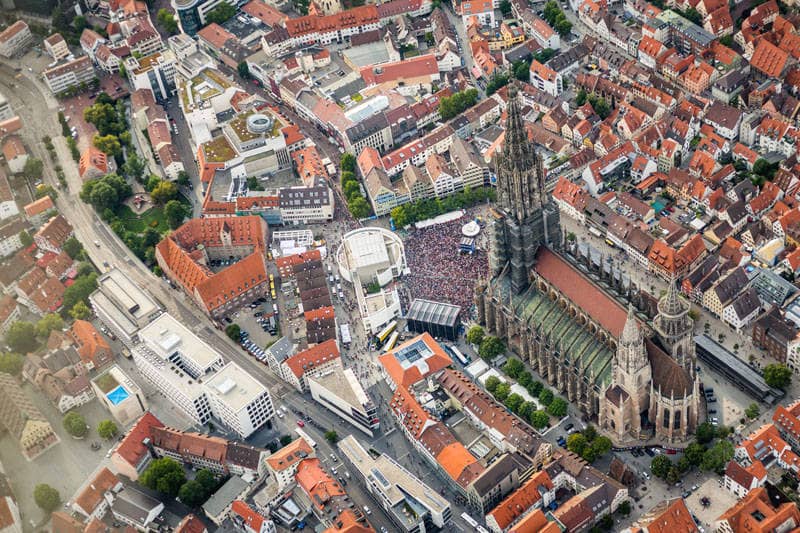 Münster, Münsterplatz und umliegende Gebäude