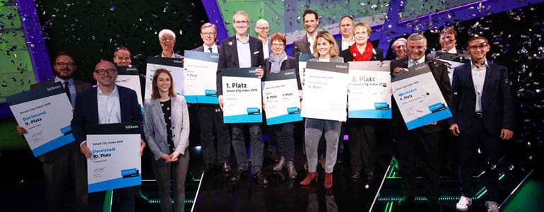 Ein Dutzend Vertreterinnen und Vertreter deutscher Großstädte mit ihren Auszeichnungen des Smart City Index 2019