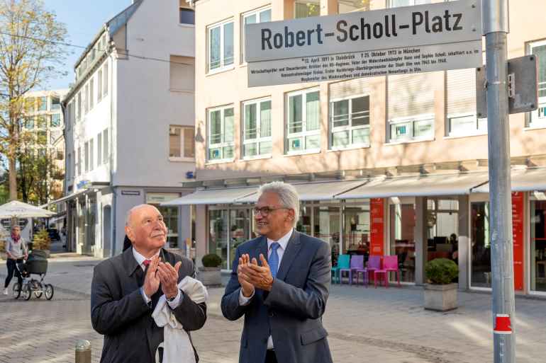 OB Czisch und OB a.D. Ivo Goenner vor dem Schild des Robert-Scholl-Platzes
